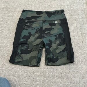 Women’s salty crew green camo fish, quick dry biker shorts, size medium EUC